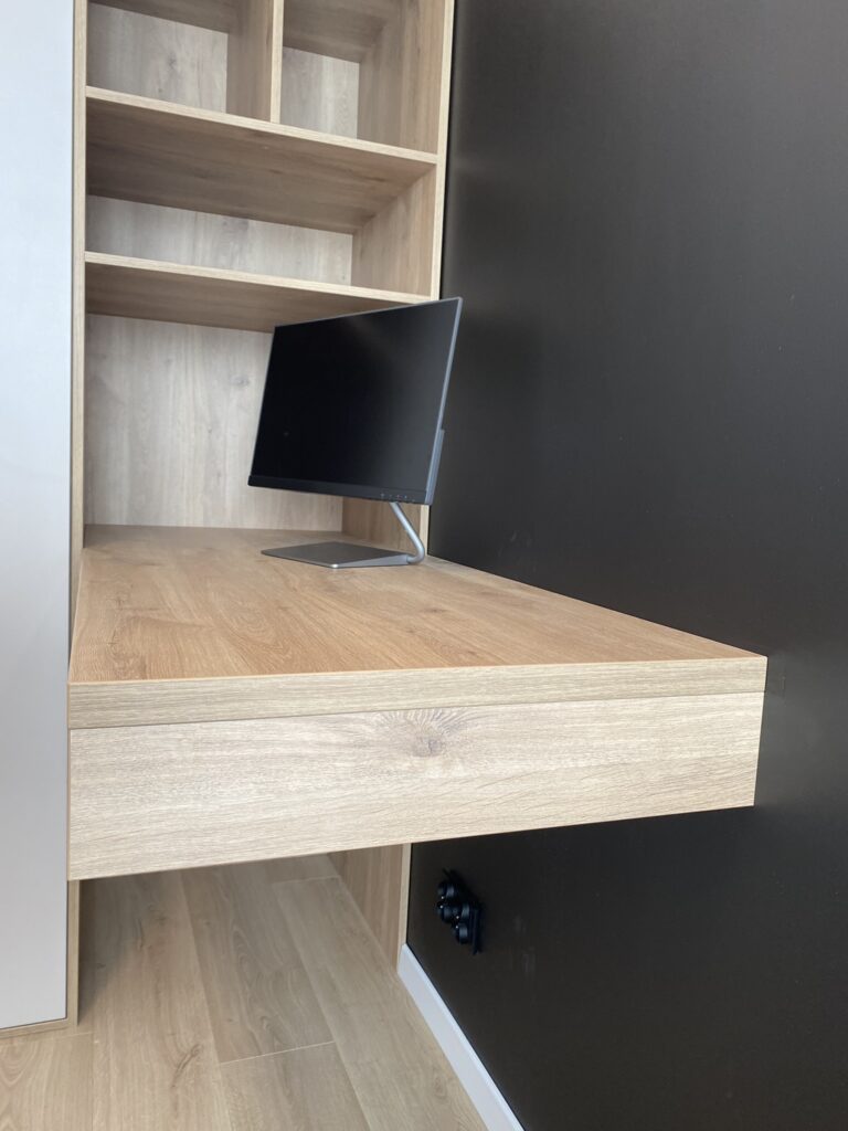 nowoczesne Biurko stworzone na wymiar jasne drewno sypialnia