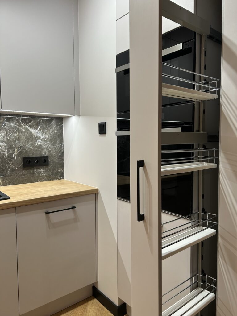 Pojemne szare szafy w kuchni na wymiar